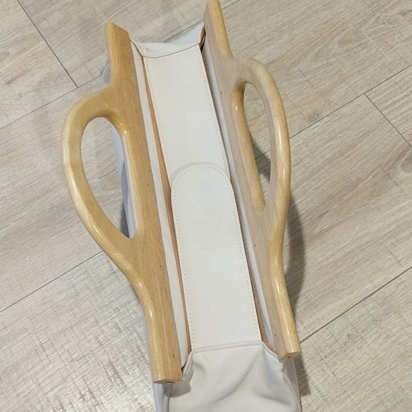 Cute white purse with wooden handles! - Picture 4 of 11
